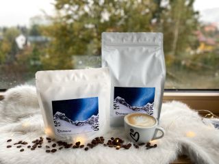 🎄☕ Hledáte krásný a smysluplný dárek pod stromeček? Naše výběrová zrnková káva Brazil potěší a udělá radost vašim blízkým...